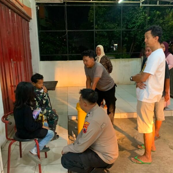 Live TikTok Polisi Jadi Penyelamat, Dua Bocah Hilang&hellip;