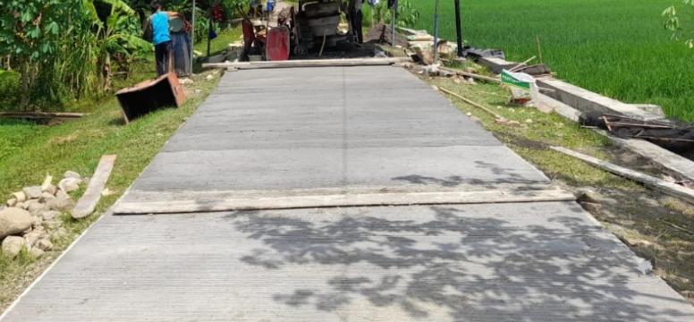 Pembangunan Jalan Rabat Beton di Desa Tlogomojo Rampung,…